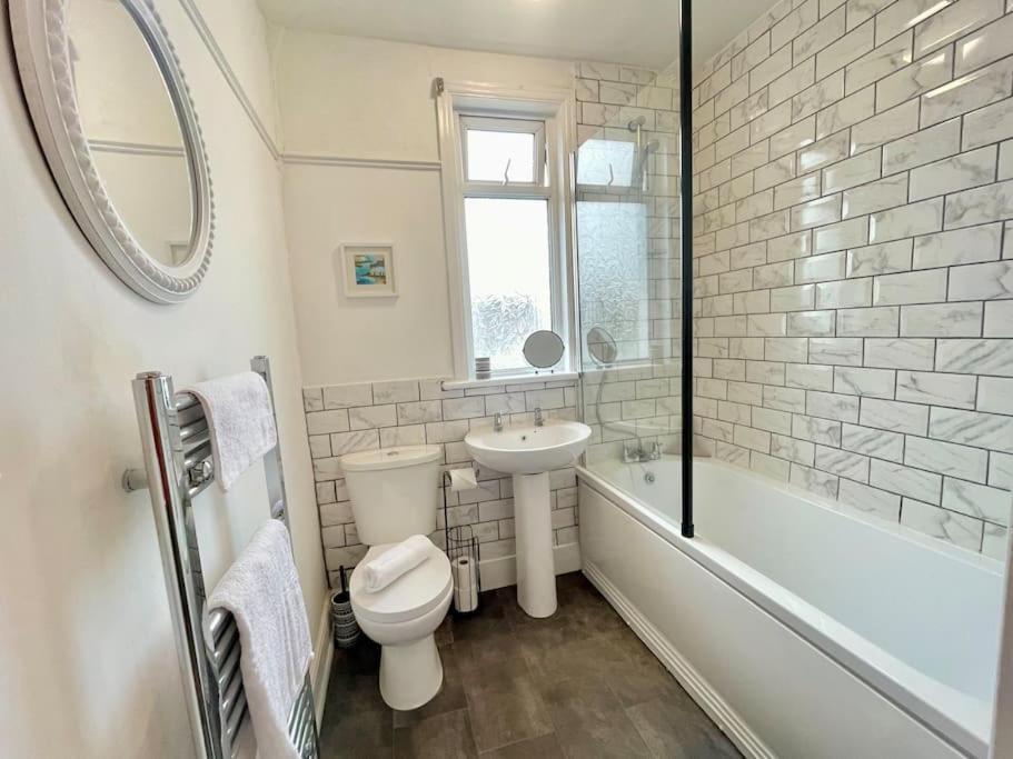 Portsmouth 3 Bedroom Getaway, Sleeps 6 Екстериор снимка