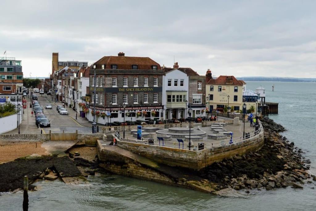 Portsmouth 3 Bedroom Getaway, Sleeps 6 Екстериор снимка