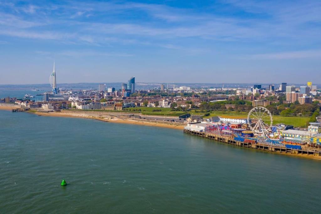 Portsmouth 3 Bedroom Getaway, Sleeps 6 Екстериор снимка